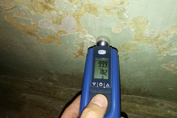 Nedvességtartalom mérése műszerrel lábazatnál