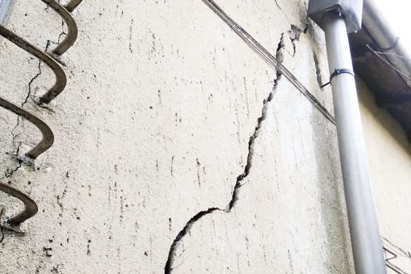 Főfal repedés kívülről - alapozás süllyedés